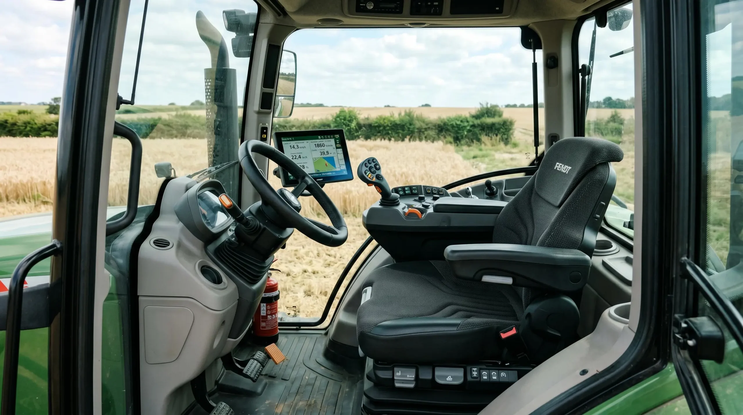 Intérieur de cabine de tracteur moderne montrant le siège conducteur ergonomique, le volant, l'écran tactile de contrôle et le joystick de commande hydraulique